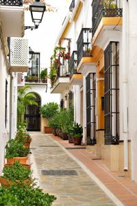 viviendas en calle tipica de andalucia marbella